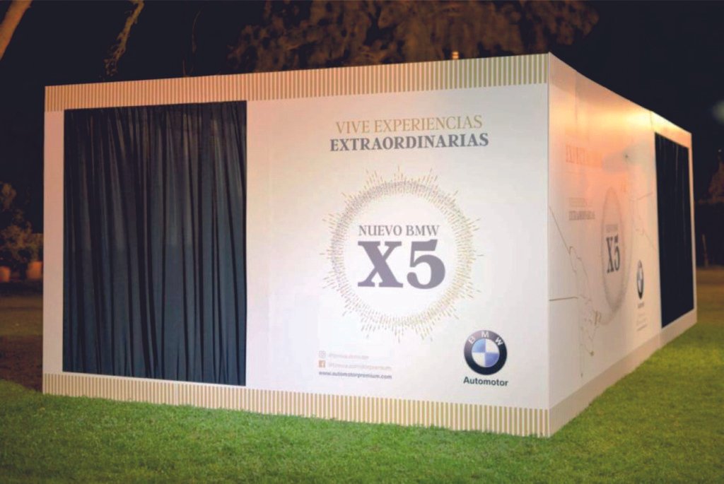 Estructura expositora de exterior personalizada para la presentación del nuevo BMW X5
