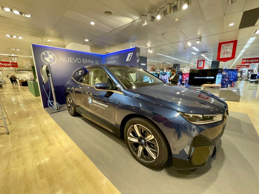 Stand de BMW con paneles impresos y vehículo expuesto en un centro comercial