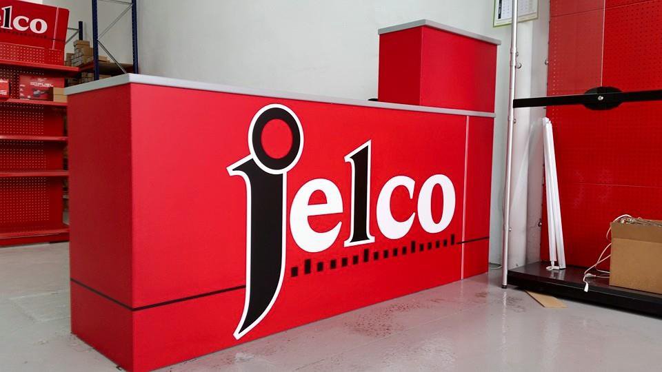 Mostrador de recepción con logotipo corporativo en relieve