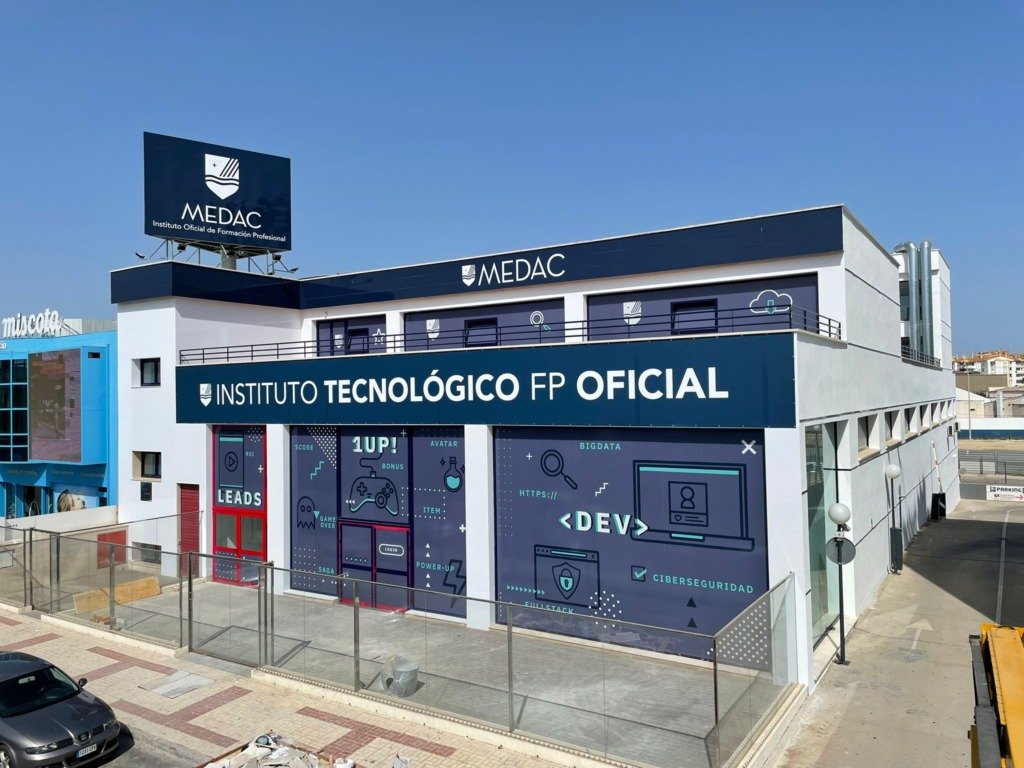 Edificio del Instituto Tecnológico MEDAC con rótulos de fachada, monoposte y lonas