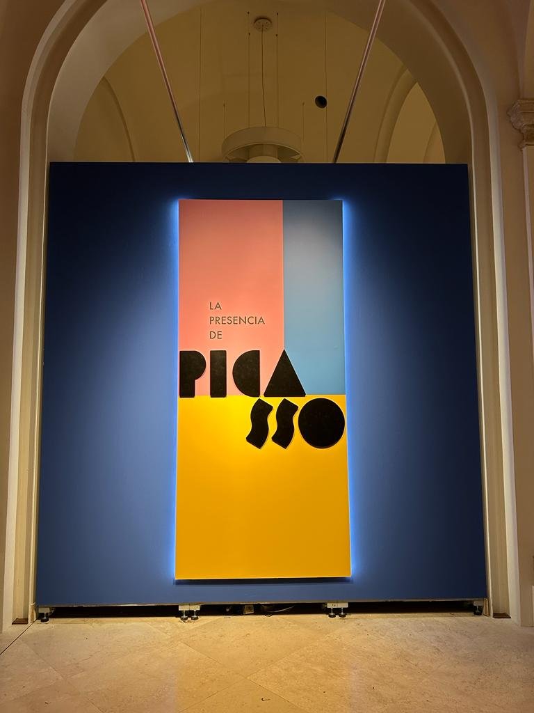 Panel retroiluminado con efecto halo instalado en una sala de exposiciones