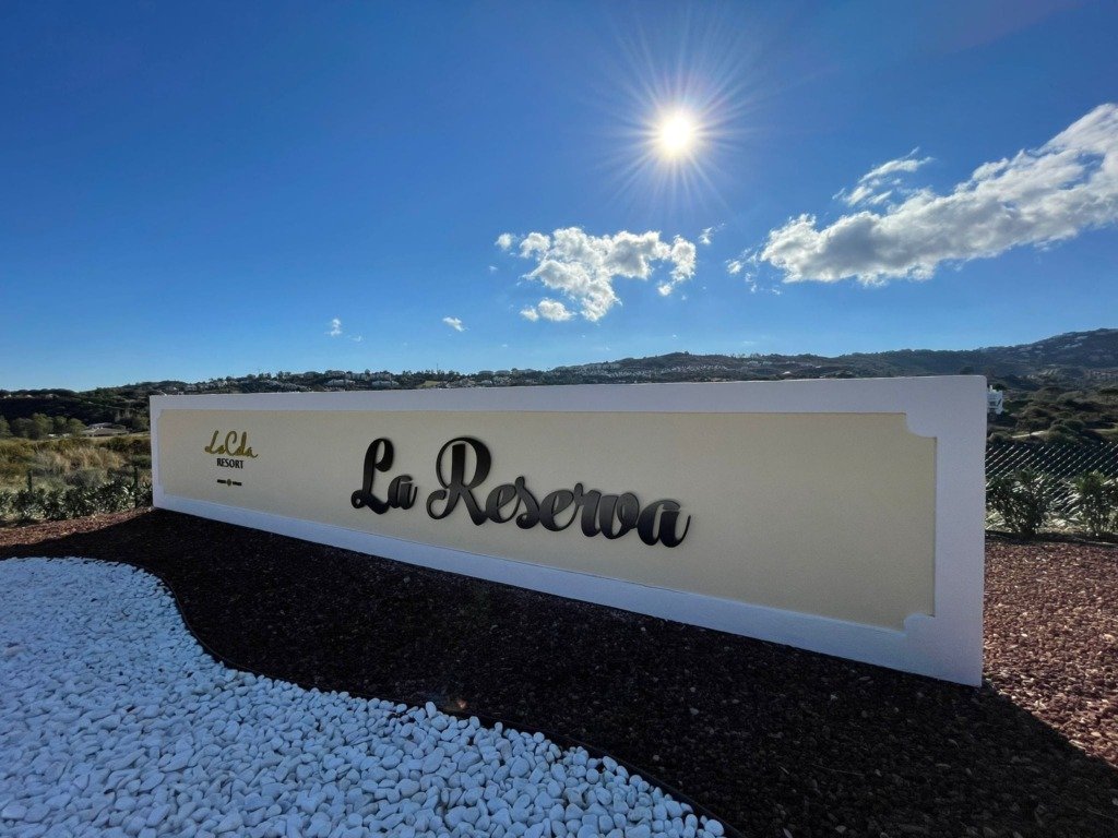 Letras corpóreas en acabado negro sobre monolito de entrada a la urbanización La Reserva