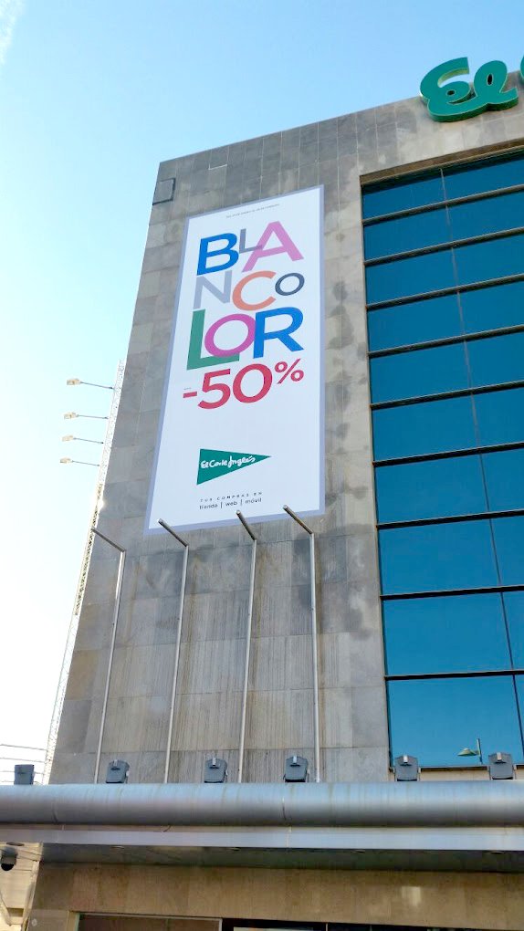 Cartel de gran formato impreso para El Corte Inglés en la fachada del edificio