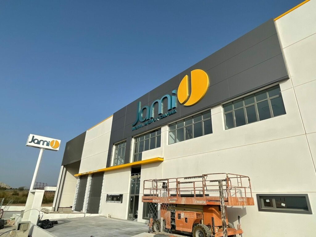 Fachada de la nave de Jami con el logotipo en letras corpóreas de gran formato
