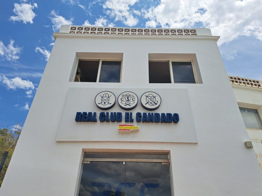Rótulo con letras corpóreas azules en la fachada del Real Club El Candado en Málaga