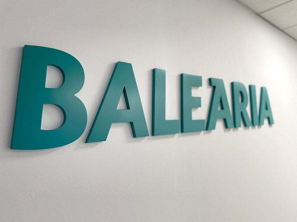Letras corpóreas de la naviera Baleària en la pared de una oficina
