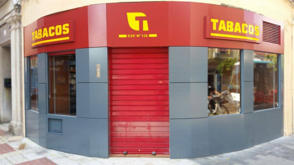 Fachada de estanco con bandejas rojas y letras recortadas de Tabacos