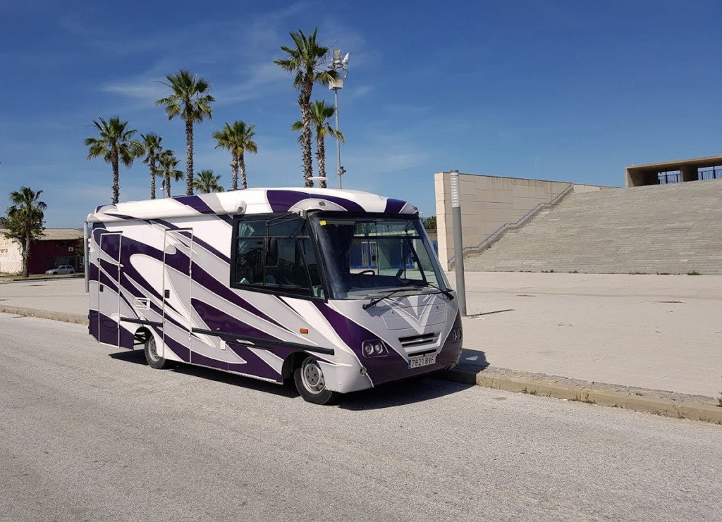 Autocaravana con rotulación integral en vinilo blanco y morado