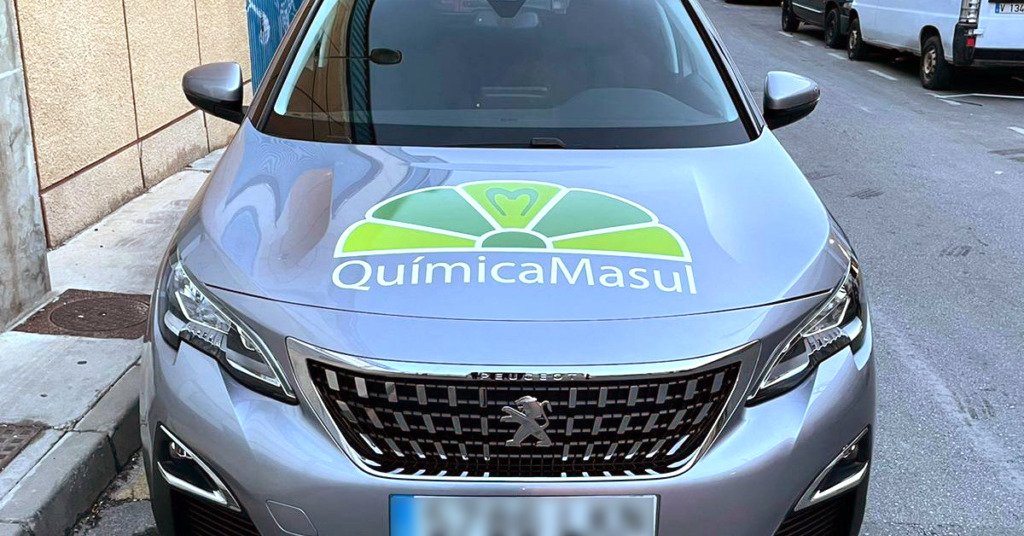 Capó de un coche de empresa rotulado con el logotipo de Química Masul