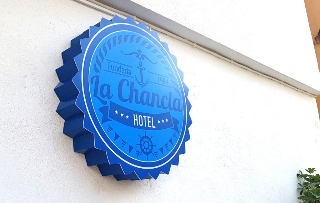 Banderola circular del Hotel La Chancla instalada en la fachada