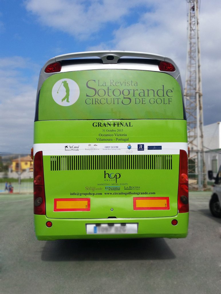 Luna trasera de autobús rotulada con vinilo microperforado para el Circuito de Golf Sotogrande