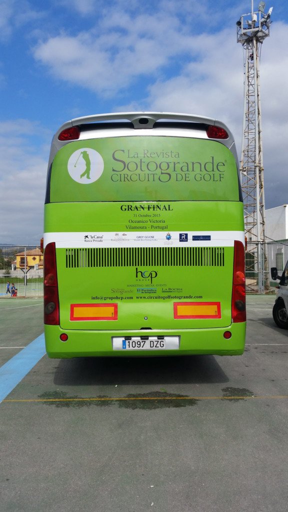Trasera de autobús rotulada en verde para el Circuito de Golf Sotogrande