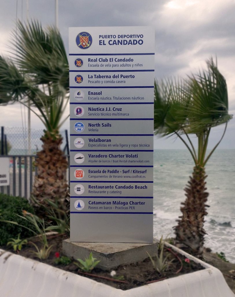 Tótem directorio con la señalética de los servicios de un complejo junto al mar