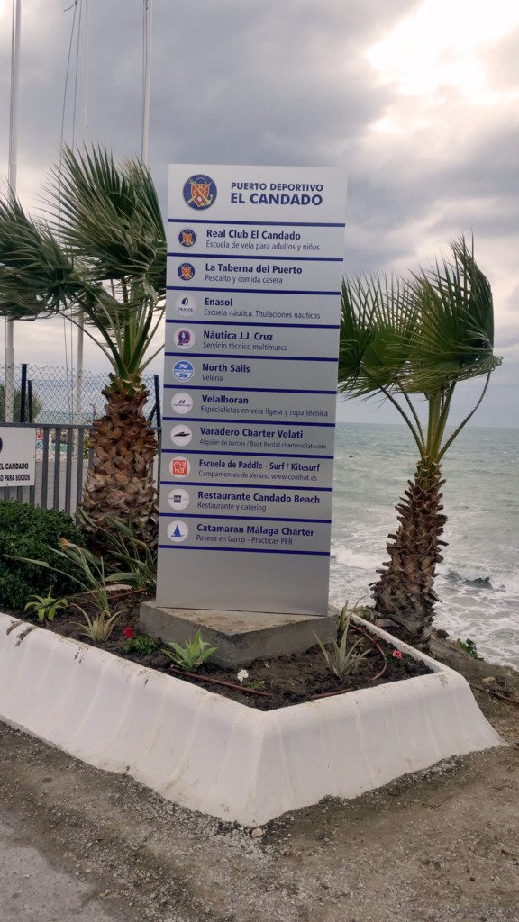 Tótem directorio con los servicios del Puerto Deportivo El Candado junto al mar
