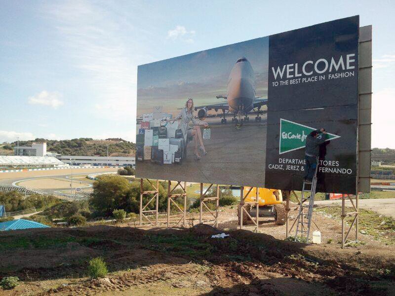 Valla publicitaria de gran formato para El Corte Inglés durante su instalación