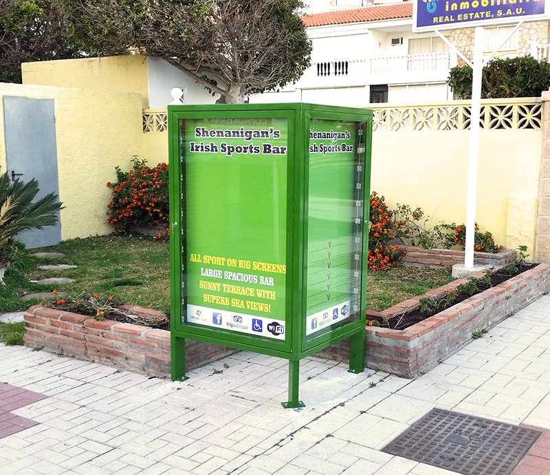 Vitrina publicitaria de exterior instalada frente a un bar