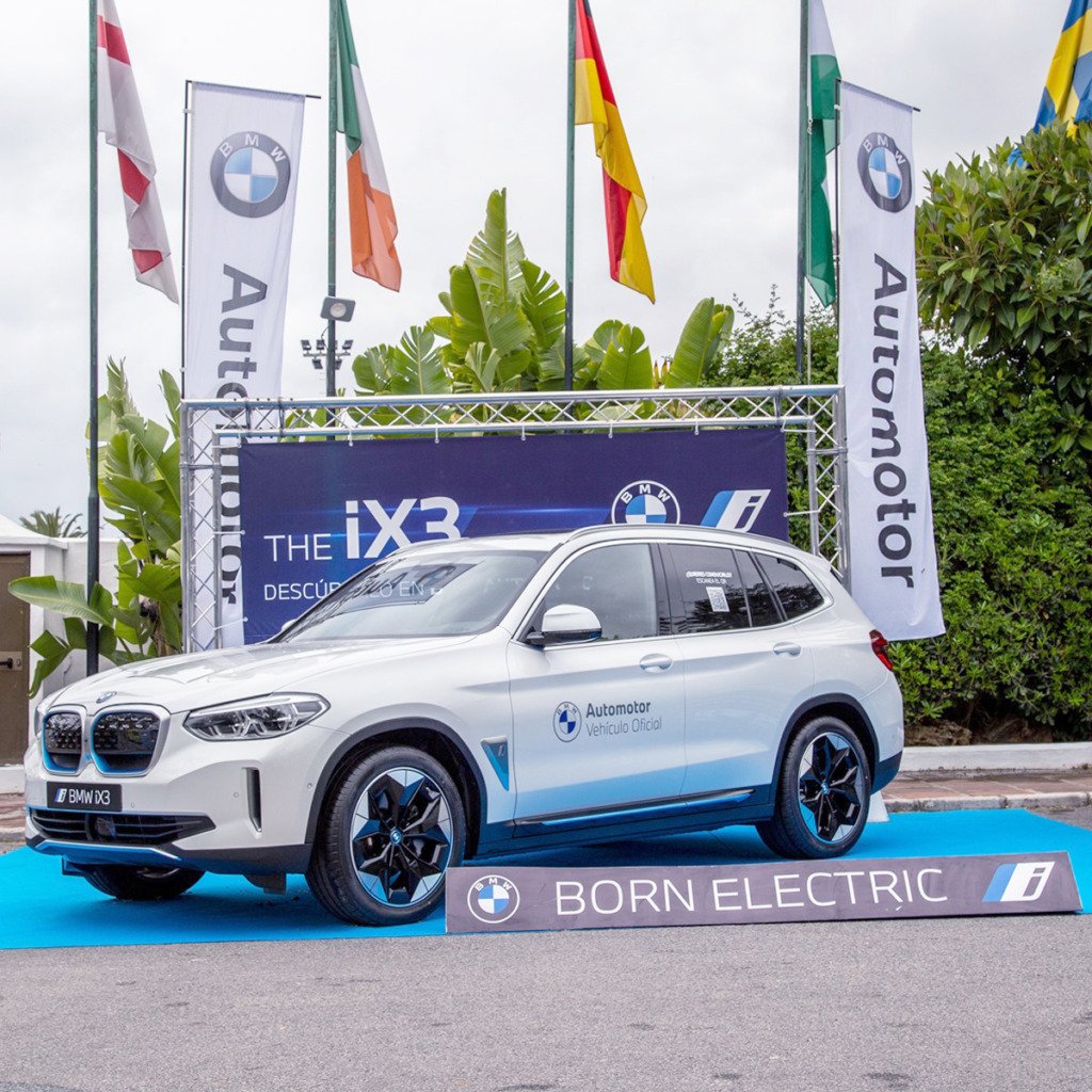 BMW iX3 en un photocall con banderolas y lona de gran formato de un concesionario
