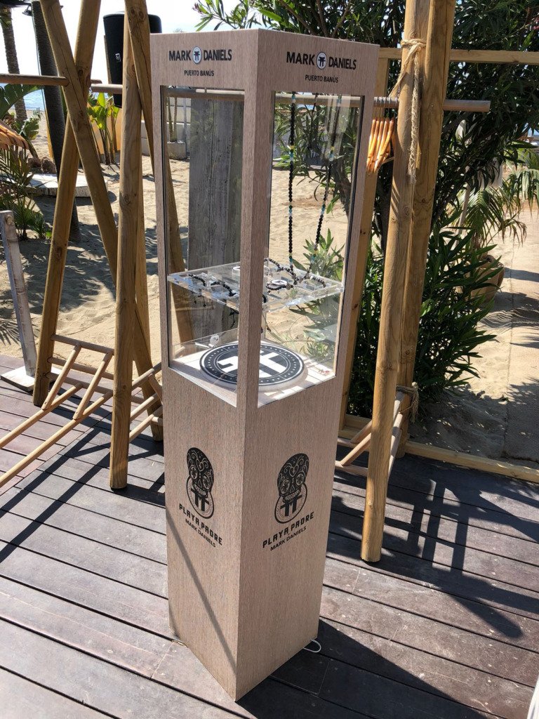 Expositor vitrina personalizado para Mark Daniels en un evento de Puerto Banús