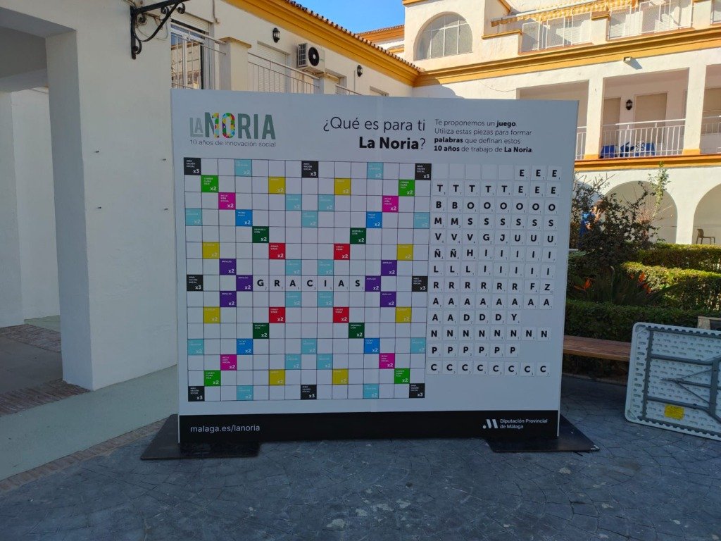 Photocall fijo de exterior con una sopa de letras gigante para La Noria