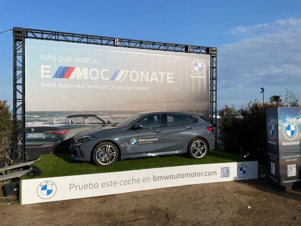 Photocall exterior con estructura, banderas y peana impresa para un evento de BMW Automotor