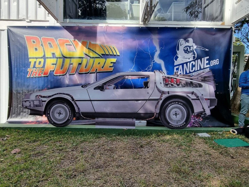 Photocall con lona impresa y silueta del DeLorean de Regreso al futuro para el festival Fancine