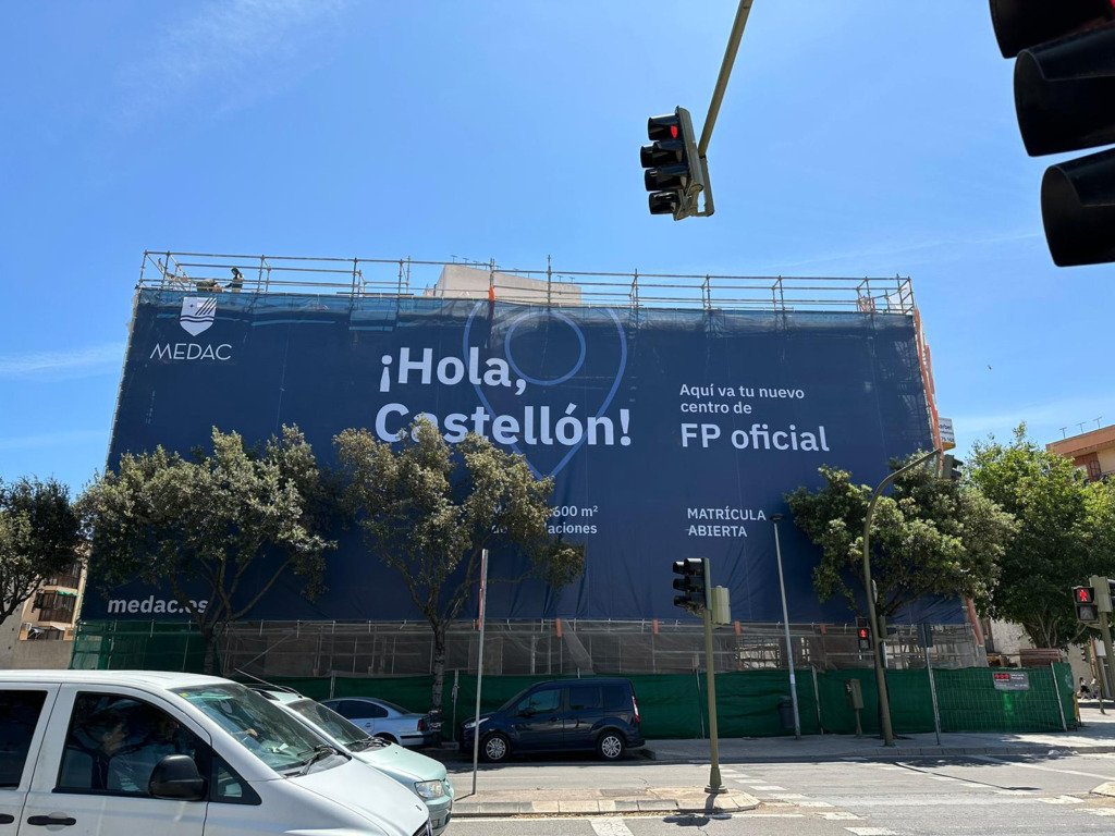 Lona publicitaria de gran formato cubriendo la fachada en obras del centro MEDAC en Castellón