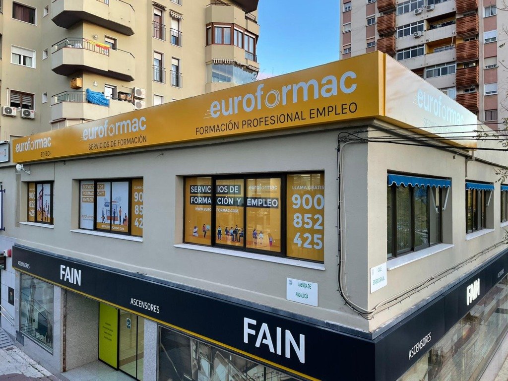Fachada de Euroformac con rótulo en altura y escaparates impresos en gran formato