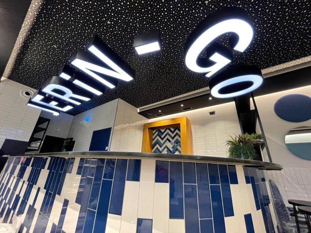 Letras corpóreas iluminadas con LED en la cafetería Jerin-go