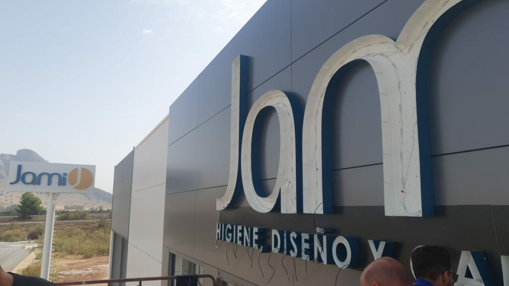 Letras de gran formato con módulos LED durante su instalación en la fachada de Jami