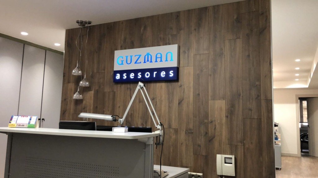 Rótulo luminoso LED instalado por Dodox en la recepción de Guzmán Asesores