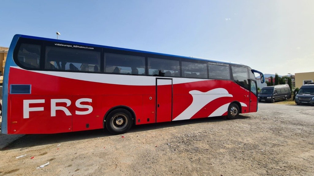 Autobús de FRS rotulado de forma integral con vinilo rojo, blanco y azul