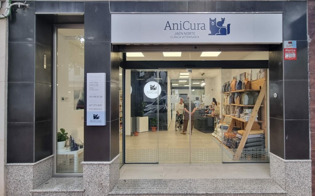 Entrada de la clínica veterinaria AniCura con rótulo de fachada