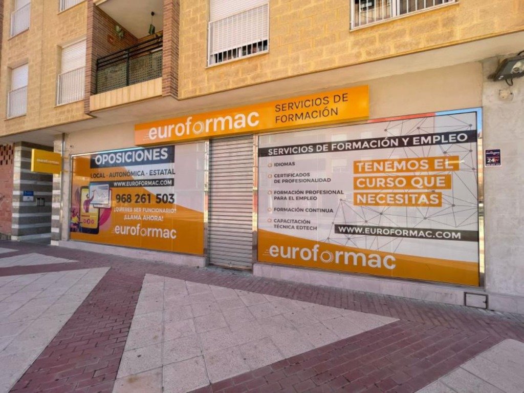Fachada de Euroformac con rótulo de bandeja naranja y escaparates rotulados