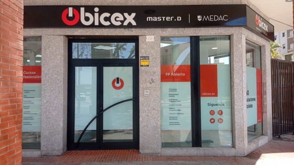 Fachada de la oficina de Óbicex con rótulo corporativo y vinilos en el escaparate
