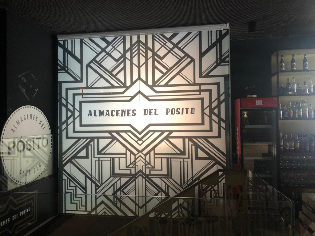 Vinilo decorativo de estilo art déco con el nombre de un bar de copas