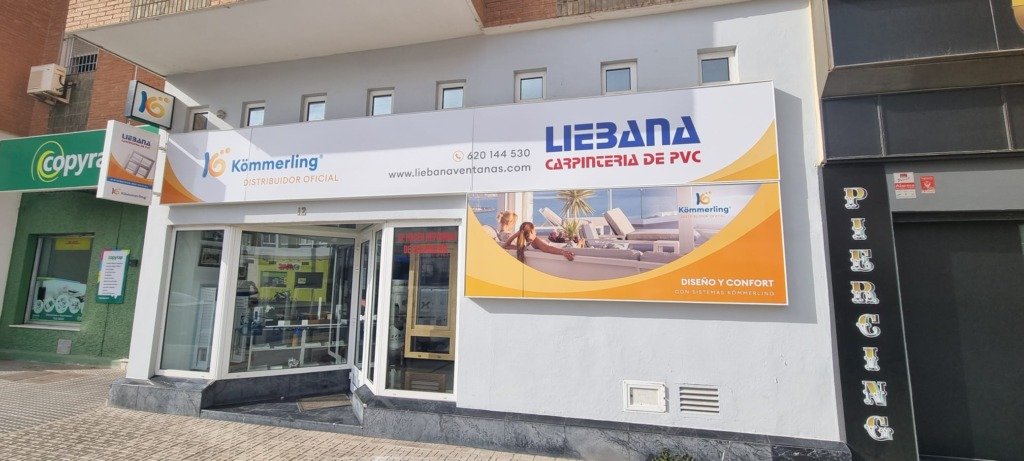 Paneles de composite impresos en la fachada del local de Liébana Carpintería de PVC