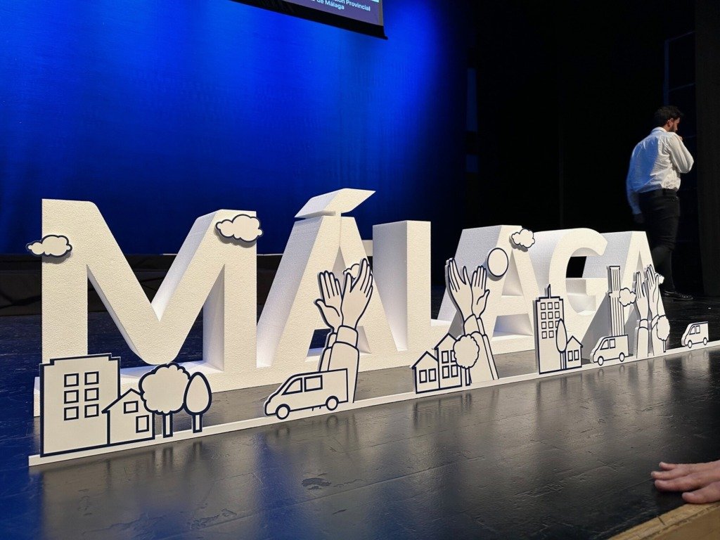Letras corpóreas gigantes «Málaga» con ilustraciones, sobre un escenario